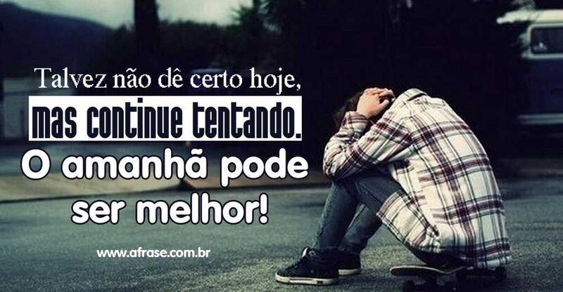 Rapaz sentado em um skate com a mão na cabeça pensando.