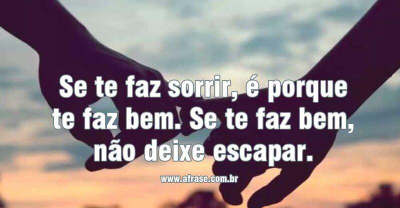 Duas mãos uma segurando na outra. 