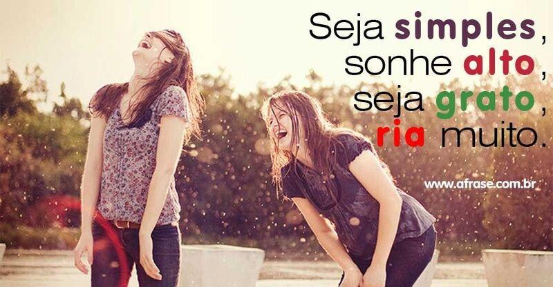 Duas mulheres brincando e rindo muito.