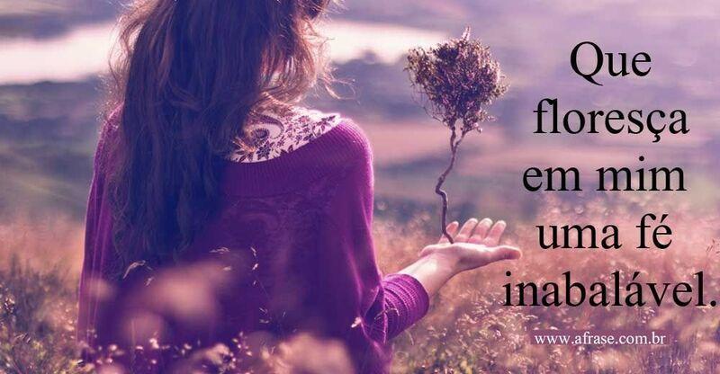 Mulher com flor na mão.