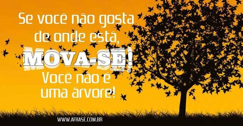 Árvore parada com folhas voando.