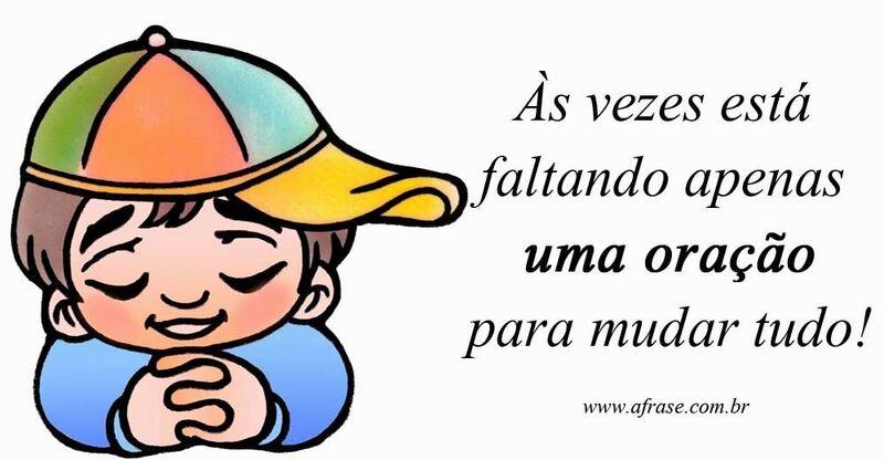 Menino com os olhos fechados orando.