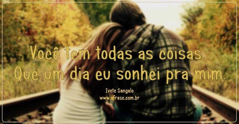 Casal se abraçando. 