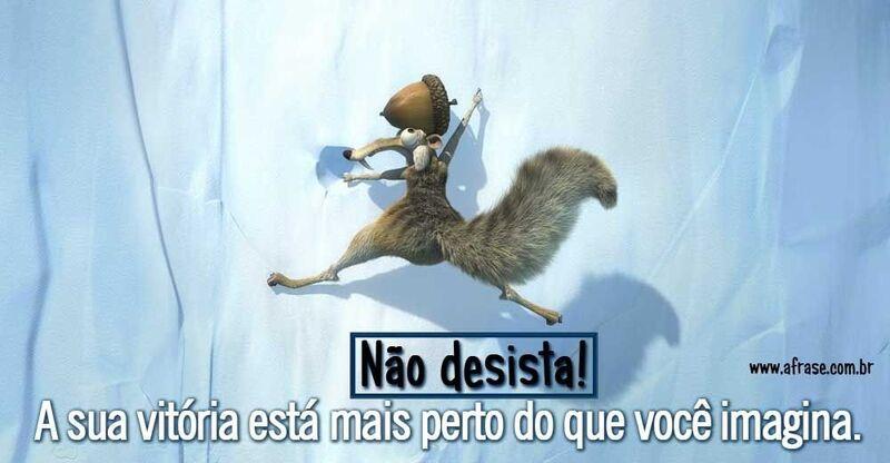 Esquilo tentando pegar avelã.