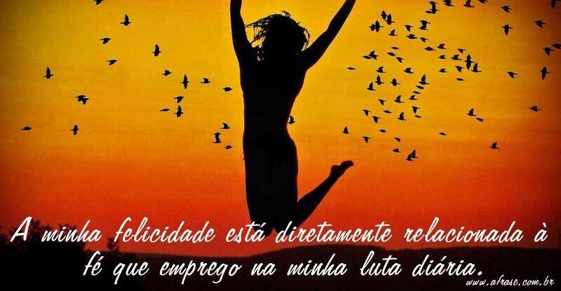 Pessoa pulando no por do sol.