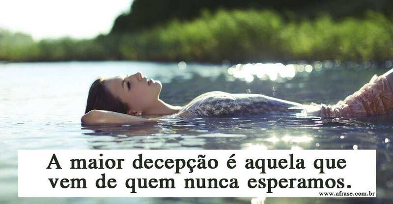 Mulher deitada na água.