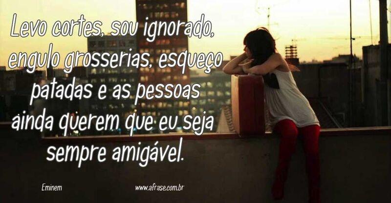 Moço olhando o por do sol, sozinha.