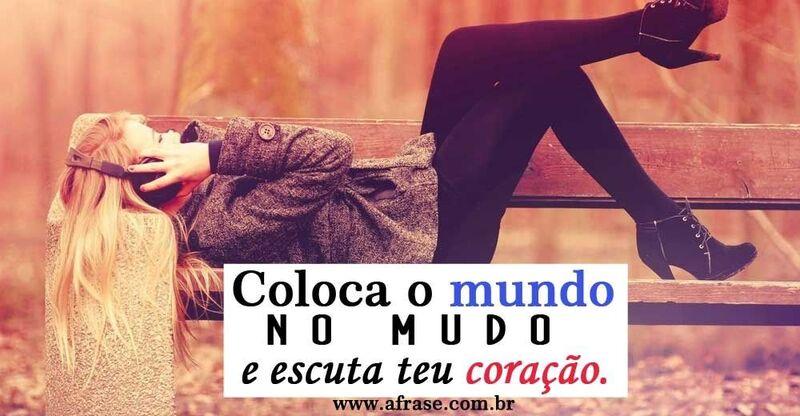 Mulher com fone de ouvido, banco da praça.