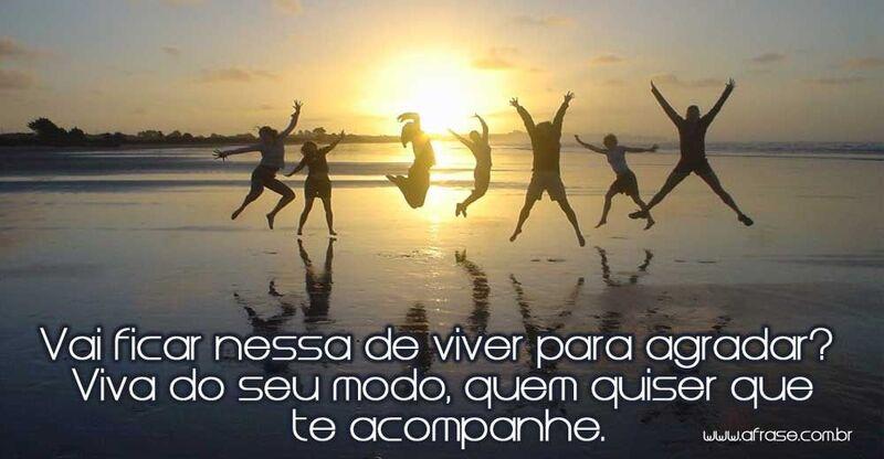 Por do sol, amigos na praia.