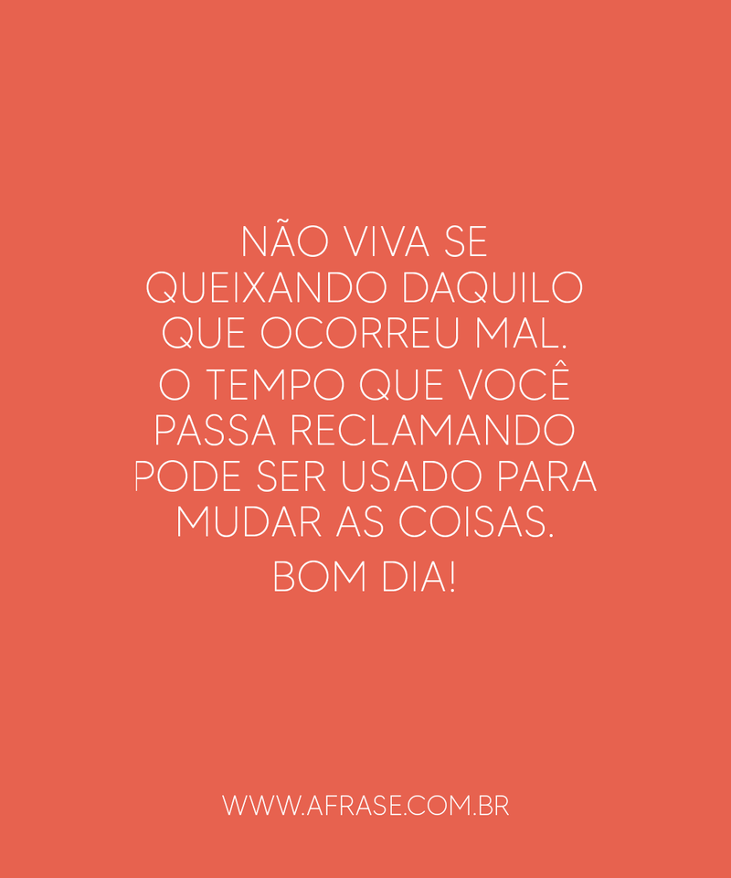 Por do sol, mulher olhando o mar.