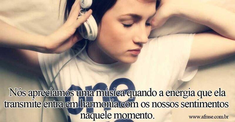 Mulher escutando música, fone de ouvido.