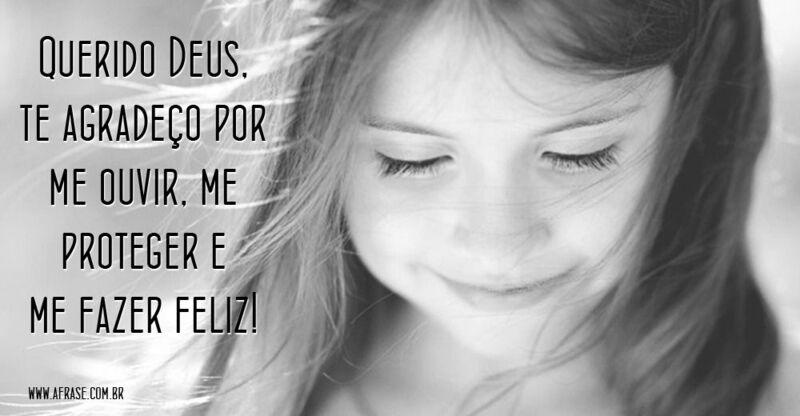 Menina sorrindo e com a cabeça baixa - Querido Deus...