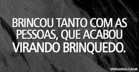 Brincou tanto com as pessoas, que acabou virando brinquedo.