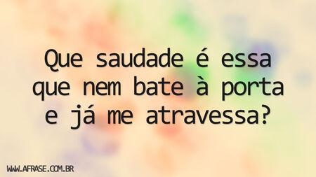 Que saudade é essa que nem bate à porta e já me atravessa?