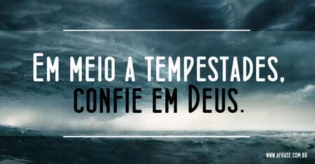 Em meio a tempestades, confie em Deus.
