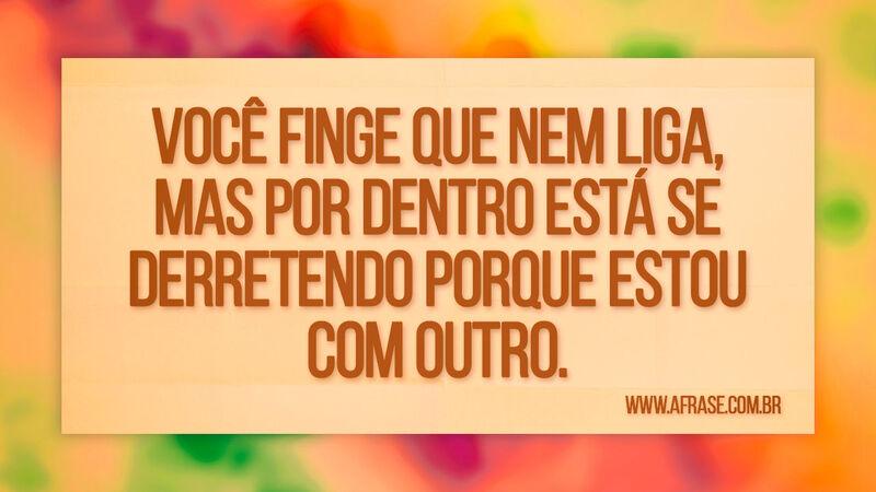 Você finge que nem liga, mas por dentro está se ... - Frases de Tristeza.