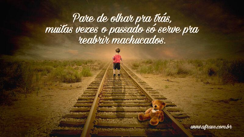 Pare de olhar pra trás, muitas vezes o passado... - Frases de Tempo.