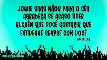 Jogue suas mãos para o céu
Agradeça se acaso tiver
Alguém que você gostaria que
Estivesse sempre com você