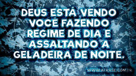 Deus está vendo você fazendo regime de dia e assaltando a geladeira de noite.