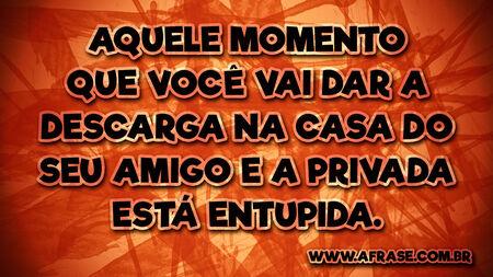 Aquele momento que você vai dar a descarga na casa do seu amigo e a privada está entupida.