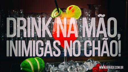 Drink na mão, inimigas no chão!