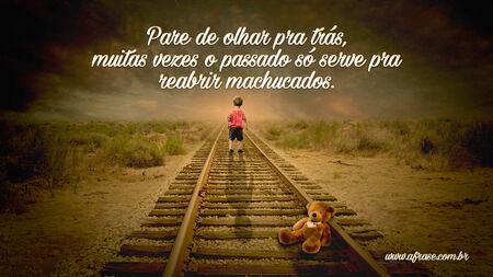 Pare de olhar pra trás, muitas vezes o passado só serve pra reabrir machucados.