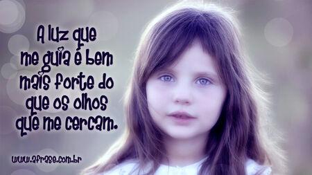 A luz que me guia é bem mais forte do que os olhos que me cercam.