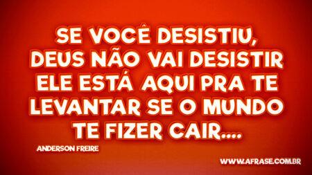 Se você desistiu, Deus não vai desistir
Ele está aqui pra te levantar
Se o mundo te fizer cair....