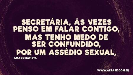 Secretária, às vezes penso em falar contigo,
Mas tenho medo de ser confundido,
Por um assédio sexual,