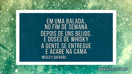 Em uma balada, no fim de semana
Depois de uns beijos, e doses de whisky
A gente se entregue e acabe na cama