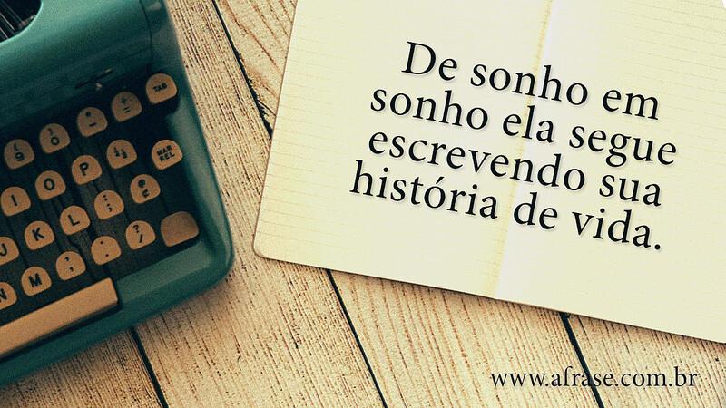 De sonho em sonho ela segue escrevendo sua história de vida. - Frases de Sonho.