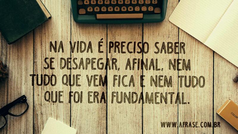 Na vida é preciso saber se desapegar, afinal, nem tudo.. - Frases de Vida.