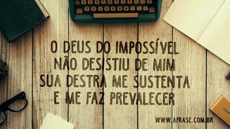 O Deus do impossível
Não desistiu de mim
Sua destra me sustenta
E me faz prevalecer