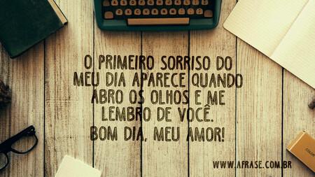 O primeiro sorriso do meu dia aparece quando abro os olhos e me lembro de você.
Bom dia, meu amor!