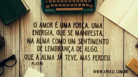 O amor é uma força, uma energia, que se manifesta.
Na alma como um sentimento de lembrança de algo.
Que a alma já teve, mas perdeu.
