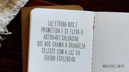 Luz eterna nos é prometida e se eleva o astro-rei salvador, que nos chama à grandeza celeste com a luz do divino esplendor.
