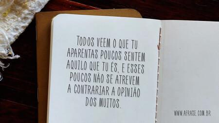 Todos veem o que tu aparentas, poucos sentem aquilo que tu és, e esses poucos não se atrevem a contrariar a opinião dos muitos.