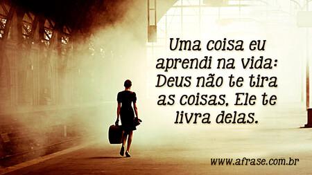 Uma coisa eu aprendi na vida: Deus não te tira as coisas, Ele te livra delas.